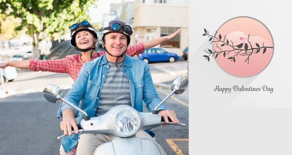 Счастливая взрослая пара на скутере — стоковое фото