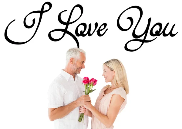 Hombre cariñoso ofreciendo a su pareja rosas — Foto de Stock