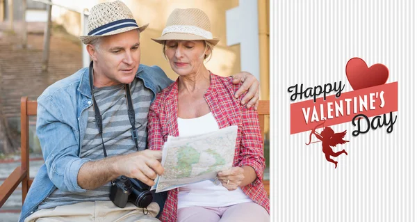 Happy tourist couple looking at map — Stock Photo, Image