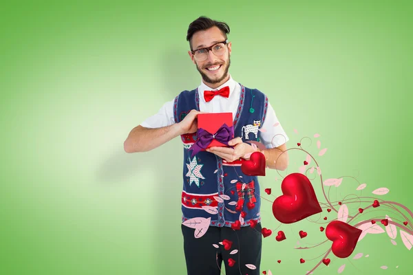 Geeky hipster ofreciendo regalo de Navidad — Foto de Stock
