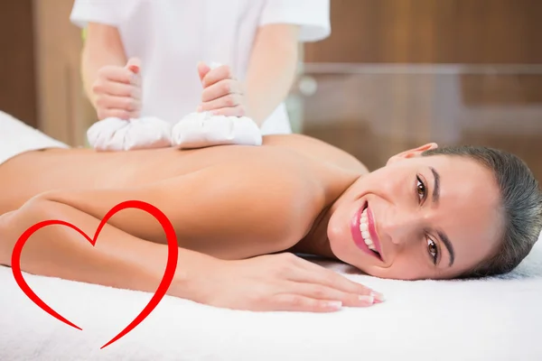 Attraktiv kvinna får behandling på spa — Stockfoto