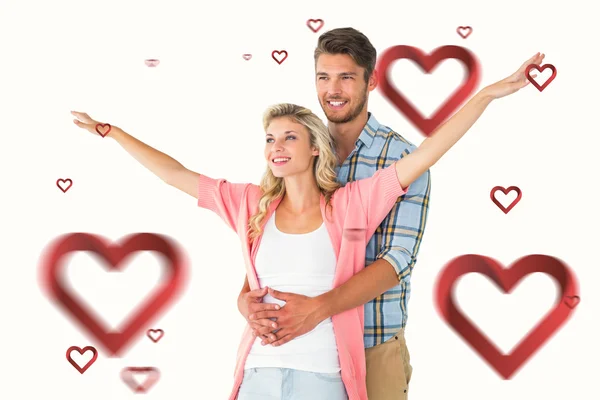 Attraktives junges Paar lächelt und umarmt — Stockfoto