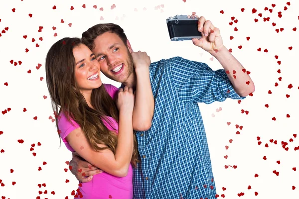 Pareja tomando selfie con cámara digital —  Fotos de Stock