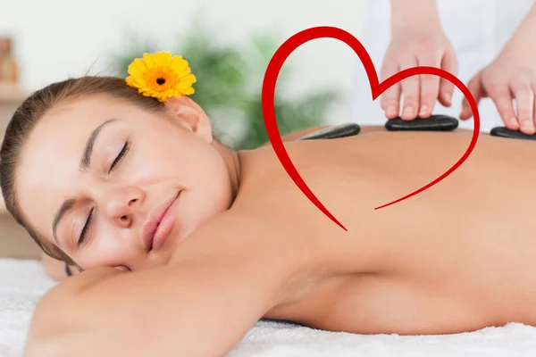 Glad kvinna med en massage med varma stenar — Stockfoto