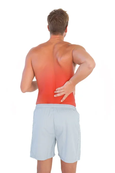 背中の痛みに苦しんでいるショーツを持つ男 — ストック写真