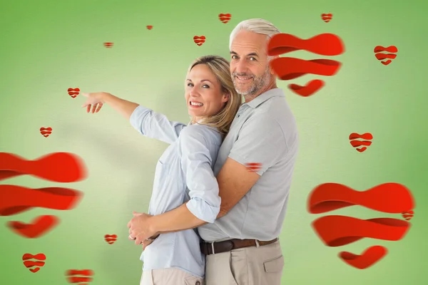 Pareja feliz sonriendo a la cámara y señalando — Foto de Stock