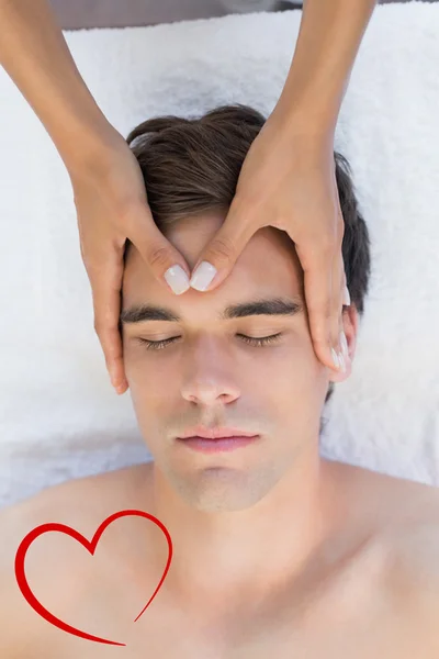 Man receiving head massage at spa center — Stock Photo, Image