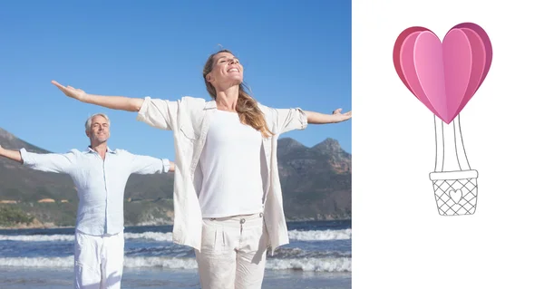 Casal feliz de pé com os braços estendidos — Fotografia de Stock