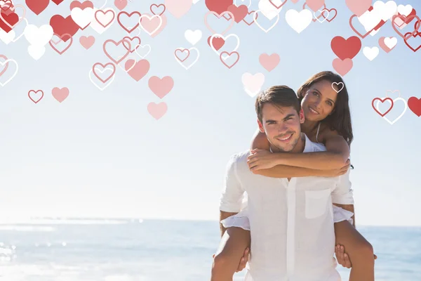 Lächelnder Mann gibt Freundin ein Huckepack zurück — Stockfoto