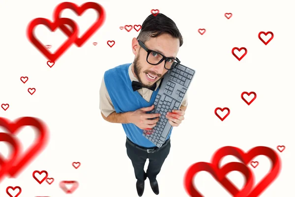 Geeky hipster tenendo la tastiera — Foto Stock