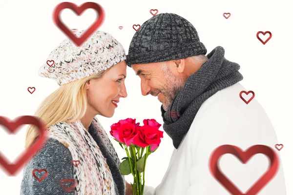 Sonriente pareja en invierno moda posando — Foto de Stock