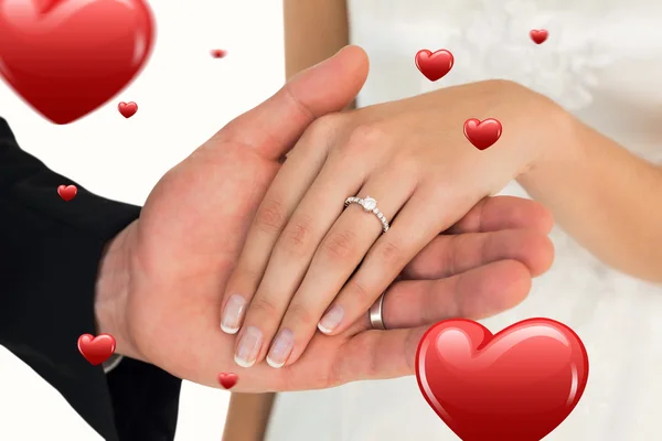 Abgeschnittenes Bild eines frisch vermählten Paares beim Händchenhalten — Stockfoto