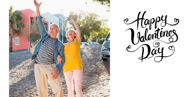 Mature couple cheering in city — Stock Photo, Image