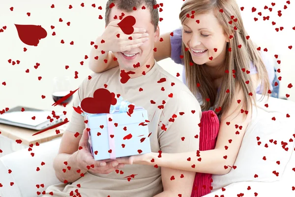 Woman giving a present to her boyfriend — Stock Photo, Image