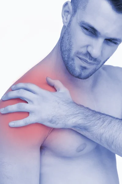 Мужчина без рубашки с болью в плече — стоковое фото