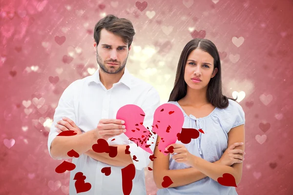 Boos paar houden twee helften van gebroken hart — Stockfoto