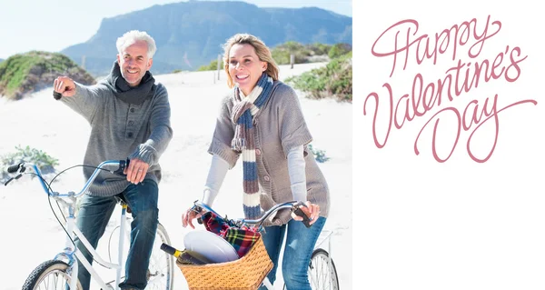 Beztroski para idzie na przejażdżkę rowerem i piknik — Zdjęcie stockowe