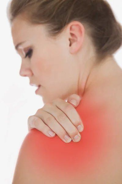 Mulher perturbada que sofre de dor no ombro — Fotografia de Stock