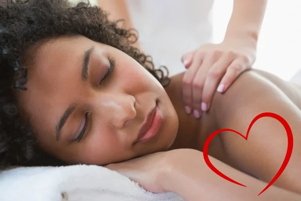 Wunderschöne Frau genießt eine Schultermassage — Stockfoto