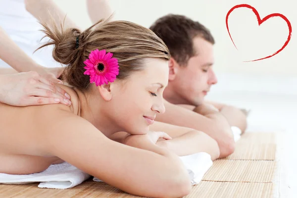 Imagen compuesta de pareja joven relajada recibiendo un masaje de espalda — Foto de Stock