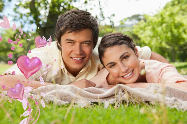 Zwei Freunde liegen zusammen auf einer Decke — Stockfoto