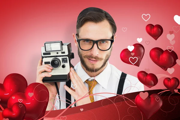 Geeky hipster holding retro kamera — Stok fotoğraf