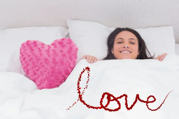 Mujer acostada en la cama — Foto de Stock