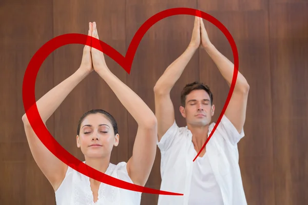 Couple en blanc faisant du yoga ensemble — Photo