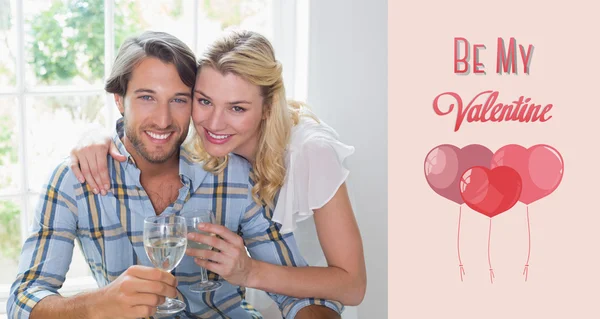 Bonito casal sorrindo desfrutando de vinho branco — Fotografia de Stock