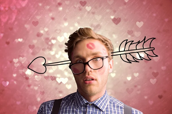 Geeky hipster bedekt met kussen — Stockfoto