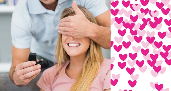 Mann macht seiner Freundin einen Heiratsantrag — Stockfoto