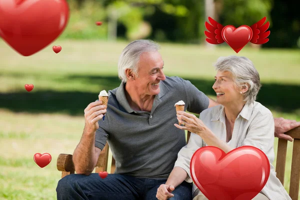 Seniorenpaar isst ein Eis — Stockfoto