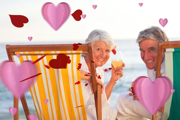Casal de idosos bebendo um coquetel — Fotografia de Stock