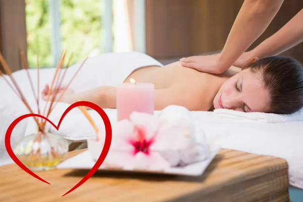 Attraktive Frau erhält Rückenmassage — Stockfoto