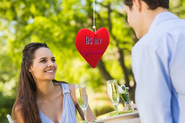 Coppia con flauti champagne seduti — Foto Stock