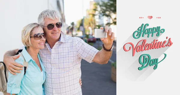 Happy tourist couple taking a selfie — Stock Photo, Image