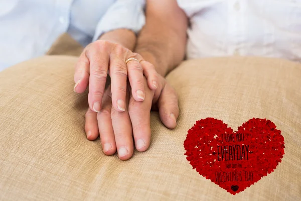 Paar hand in hand — Stockfoto