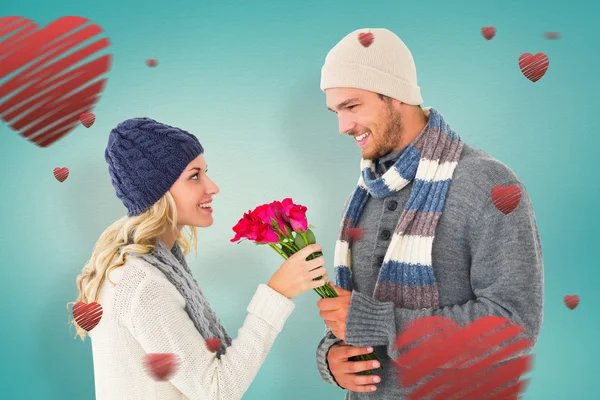 Man offering roses to girlfriend — Stock Photo, Image