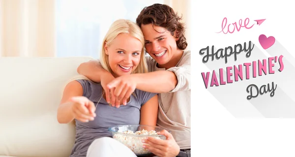 Cute couple watching tv while eating popcorn — Stock Photo, Image