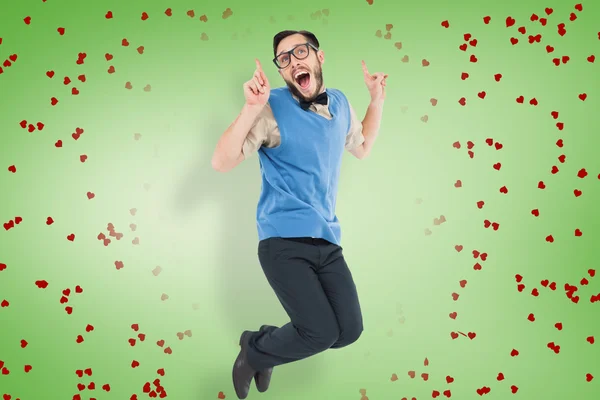 Geeky hipster springen en glimlachen — Stockfoto