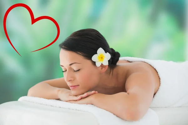 Brünette relaxen auf massagetisch — Stockfoto