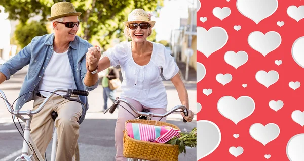 Šťastný dospělý pár jít na kole jízda — Stock fotografie