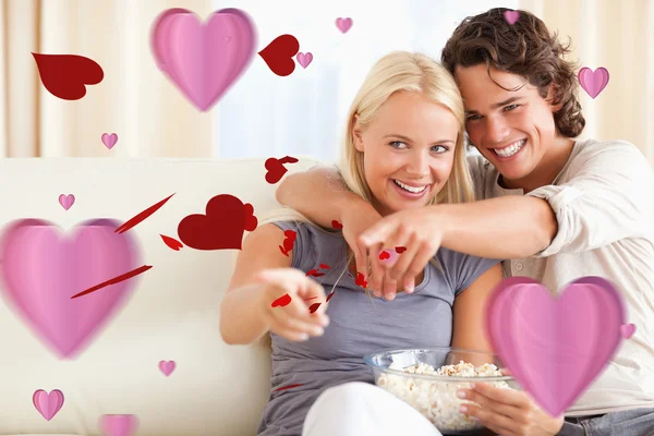 Coppia guardando la TV mentre mangia popcorn — Foto Stock