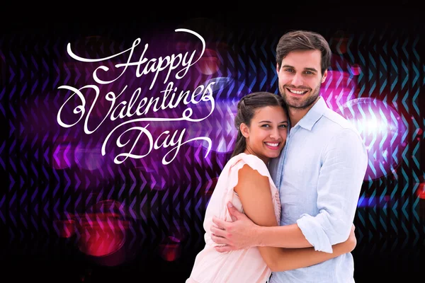 Jovem casal abraçando e sorrindo — Fotografia de Stock