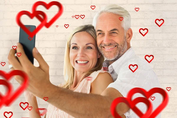 Pareja feliz posando para una selfie —  Fotos de Stock