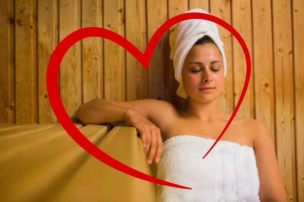 Ruhige Frau entspannt sich in der Sauna — Stockfoto