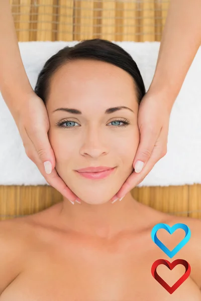 Pokojowa brunetka korzystająca z masażu twarzy — Zdjęcie stockowe