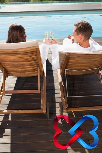 Yüzme havuzunun yanında kızartma şampanya — Stok fotoğraf