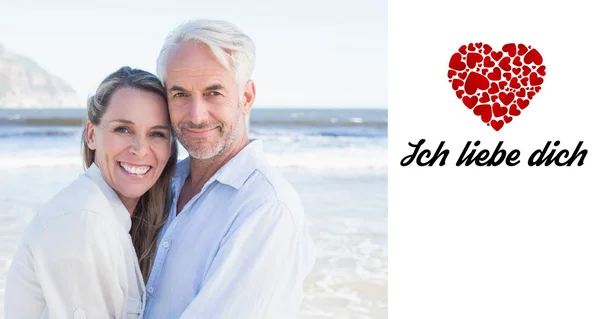 Feliz casal abraçando na praia — Fotografia de Stock