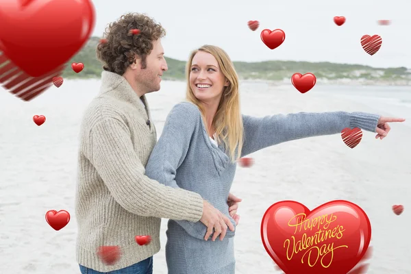 Boční pohled na uvolněný romantický pár na pláži — Stock fotografie